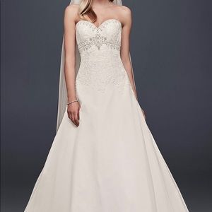 Brand new size 6 David’s Bridal wedding dress